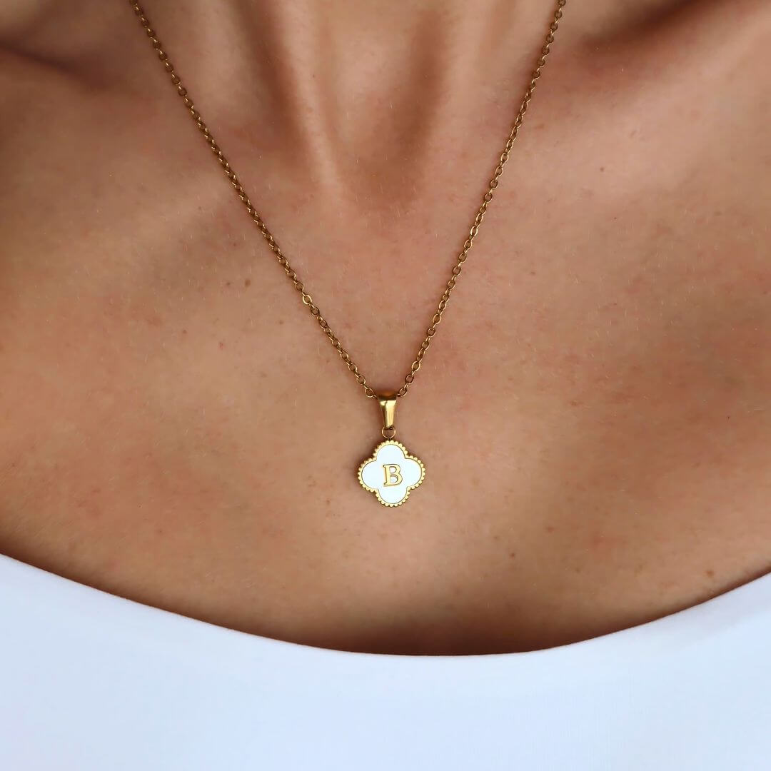 COLLAR PERSONALIZADO CON INICIAL DE TREBOL